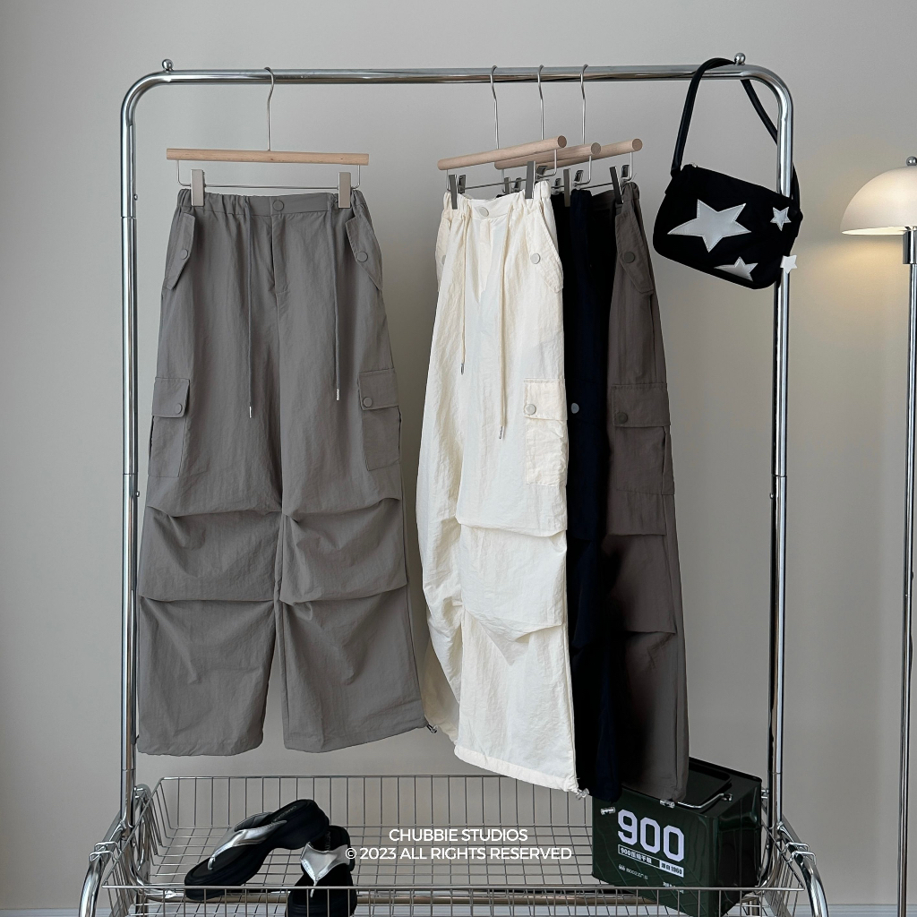 CHUBBIE © BUTTON Pants - Quần dù túi hộp ống rộng, cạp chun phối khuy và dây rút
