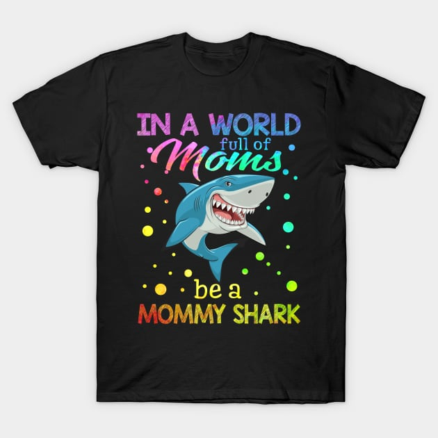 Áo thun Trong Một Thế Giới Đầy Mẹ, Hãy Là Một Mẹ Cá Mập In A World Full Of Mom Be A Mommy Shark TShirt