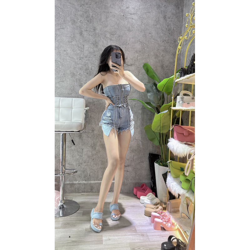 Set áo cúp jean khoá kéo trước đan dây 2 bên và quần short jean rách túi lồi