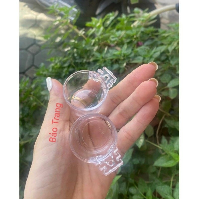 1 chiếc cóng tắm / cóng ăn màu trắng dành cho chim Hút mật, sâu, ốc mít chim....