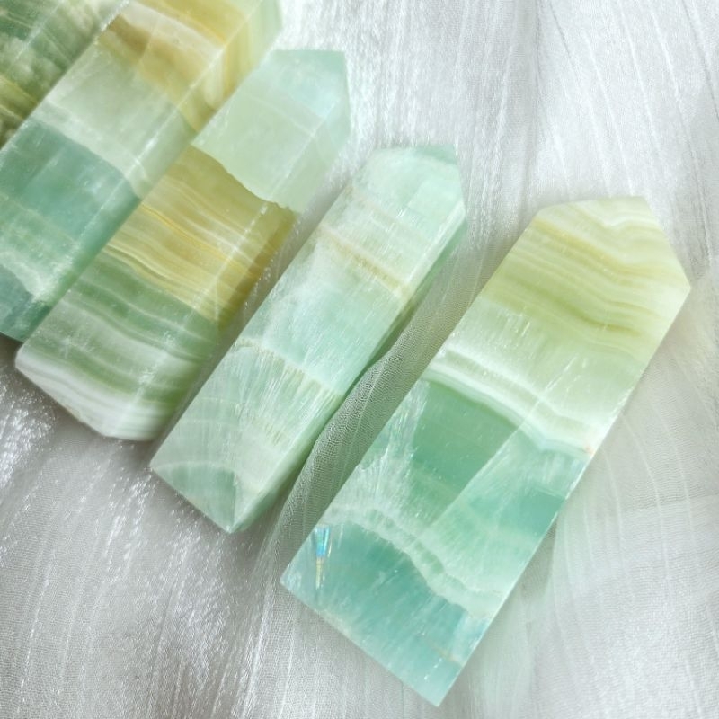 Trụ đá xanh mướt pistachio caribean calcite