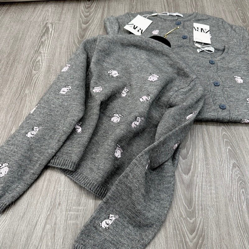 ÁO KHOÁC CADIGAN GHI THÊU THỎ QC