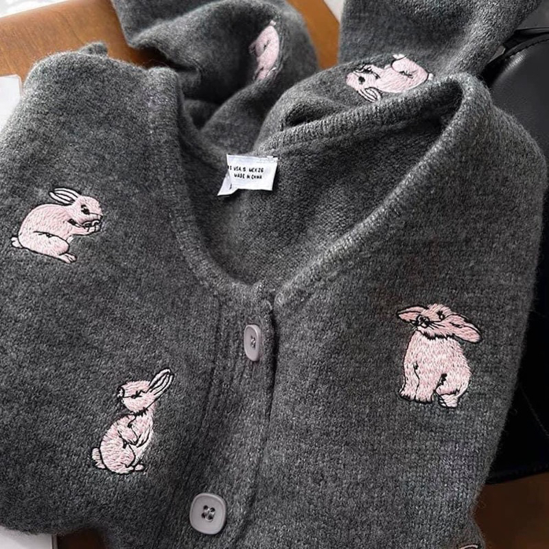 ÁO KHOÁC CADIGAN GHI THÊU THỎ QC