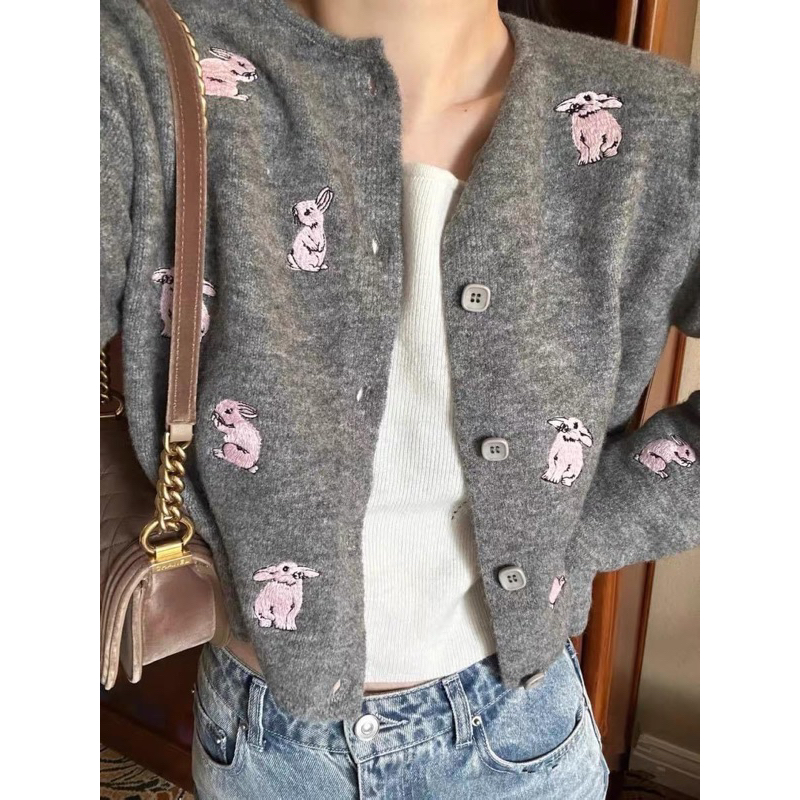 ÁO KHOÁC CADIGAN GHI THÊU THỎ QC