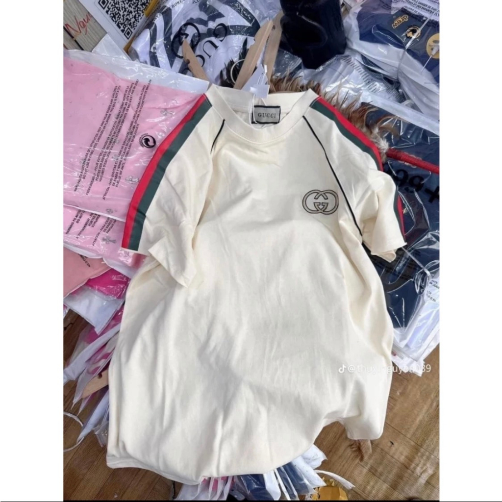 Áo Phông Gucci Thêu Logo Sọc Tay Áo Chất Cotton - Áo Thun Nam Nữ Gucci Chất Cotton Logo Thêu