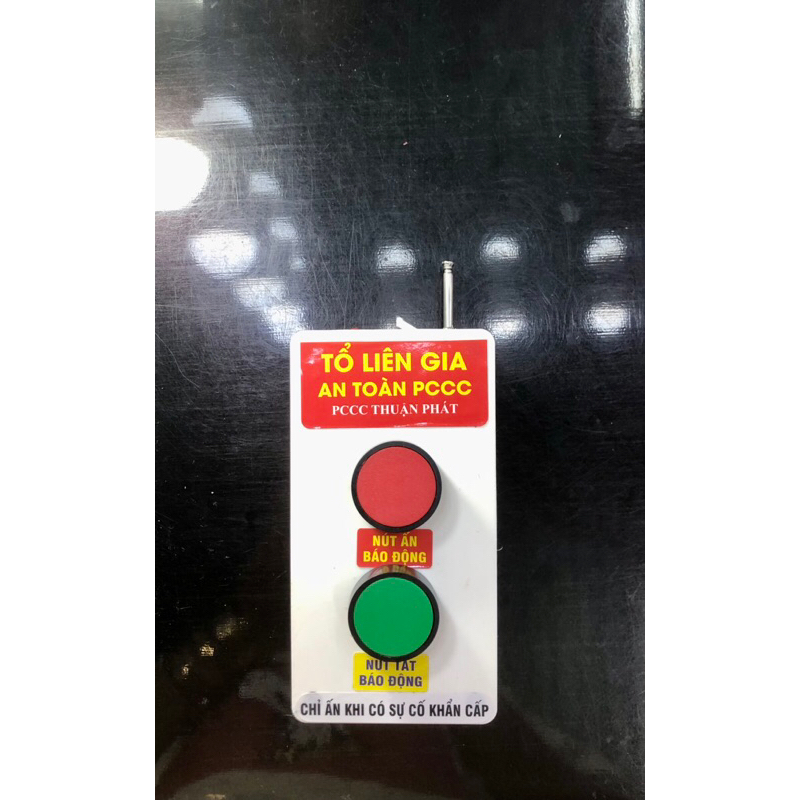 Hộp chuông báo cháy tổ liên gia có đèn sáng địa chỉ và 1 nút nhấn ngoài nhà.