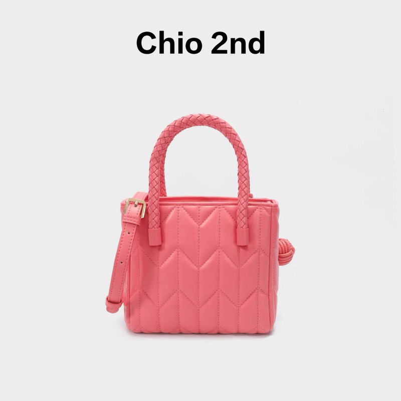 {𝒄𝒉𝒊́𝒏𝒉 𝒉𝒂̃𝒏𝒈}- Túi 𝐂𝐡𝐢𝐨'𝟐𝐧𝐝 CD8615 có tay cầm kèm charm