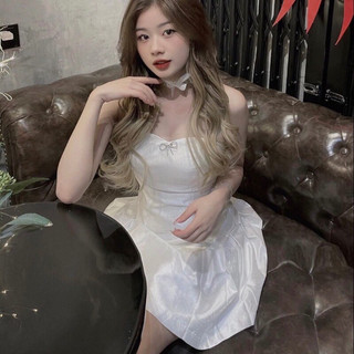 Đầm ống trắng cúp ngực đính đá kèm chocker voan cổ