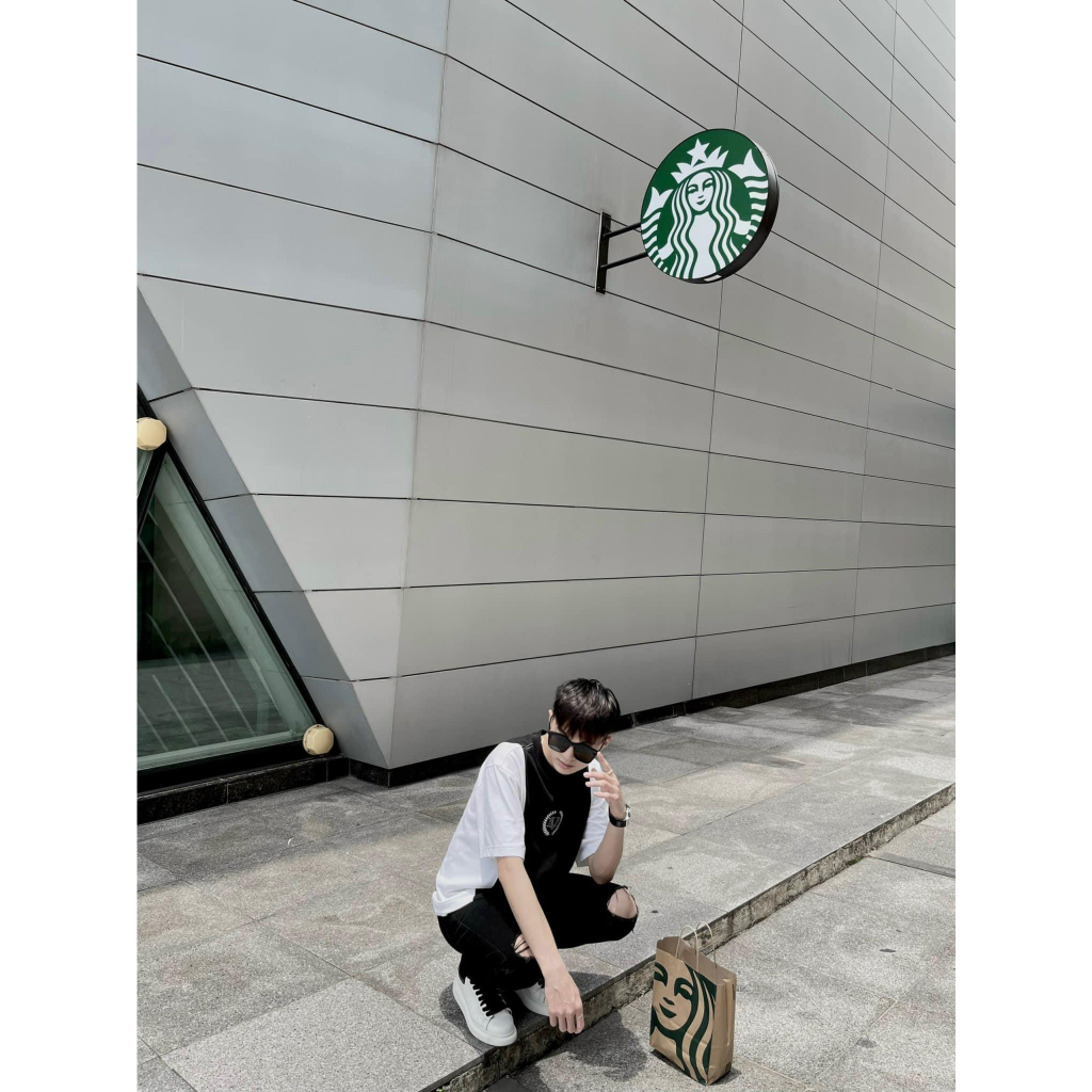 Áo Phông An Thuyên Phối Đen Trắng MU Họa Tiết Thêu Trước Ngực Sắc Nét - Áo Phông An Thuyên Hót trend 2023