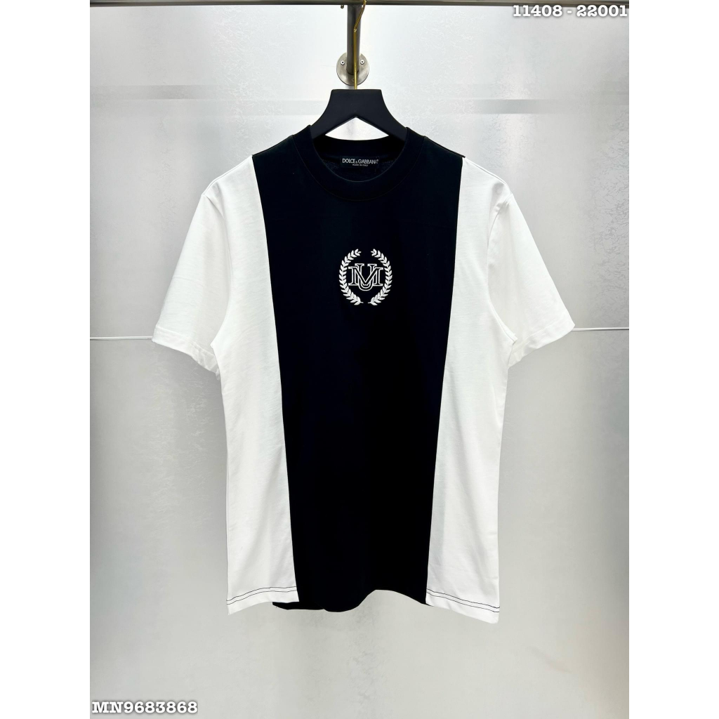 Áo Phông An Thuyên Phối Đen Trắng MU Họa Tiết Thêu Trước Ngực Sắc Nét - Áo Phông An Thuyên Hót trend 2023