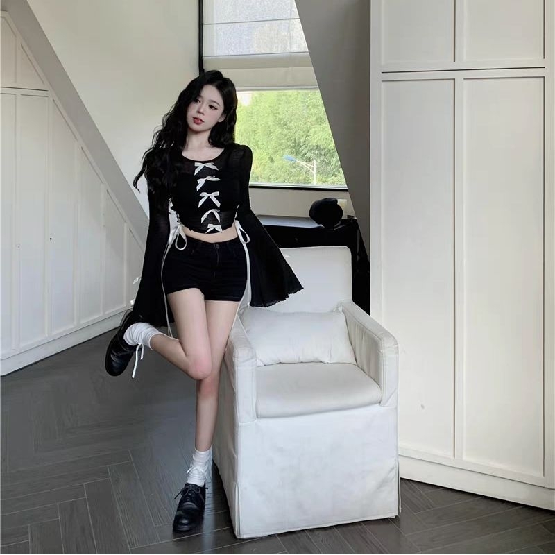 Áo croptop đen mỏng tay loe đan nơ dây ôm body
