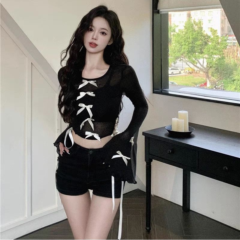 Áo croptop đen mỏng tay loe đan nơ dây ôm body