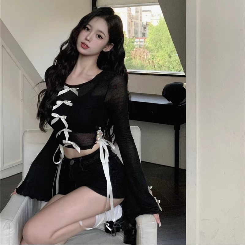 Áo croptop đen mỏng tay loe đan nơ dây ôm body