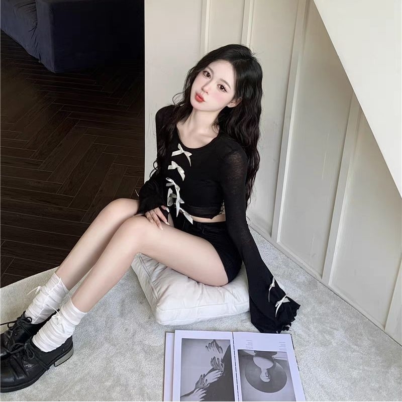 Áo croptop đen mỏng tay loe đan nơ dây ôm body