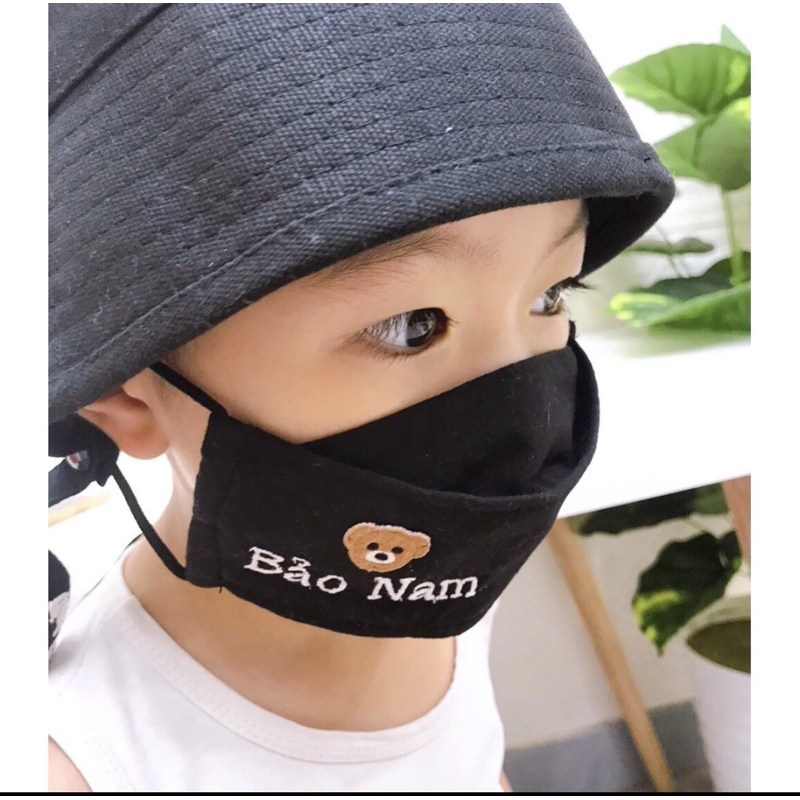 Khẩu trang thêu tên cho bé kèm dây đeo