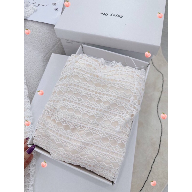 Đầm ren bẹt vai