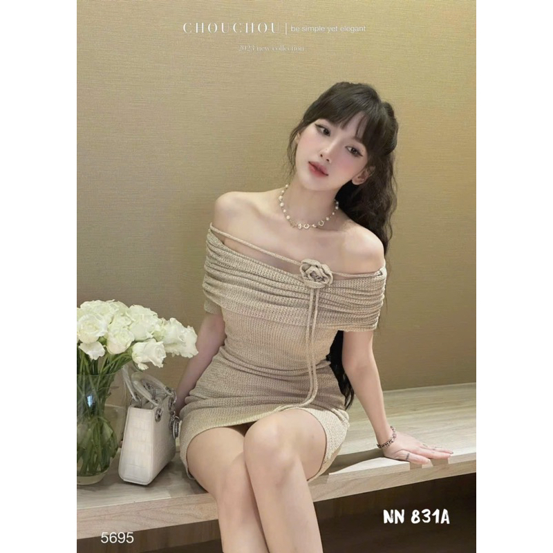 Váy body ren trễ vai dáng ngắn ôm body kèm hoa