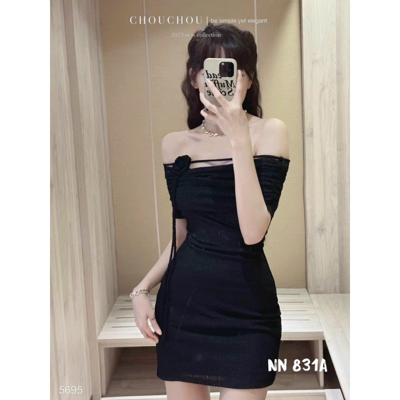 Váy body ren trễ vai dáng ngắn ôm body kèm hoa