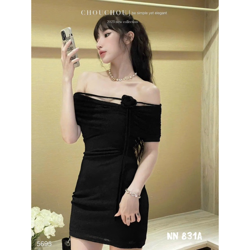 Váy body ren trễ vai dáng ngắn ôm body kèm hoa