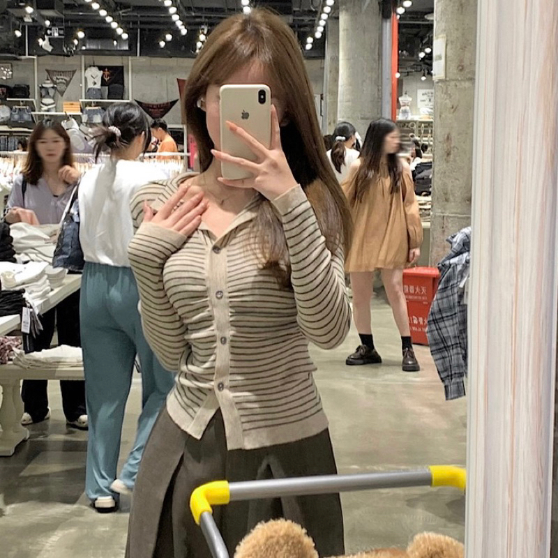 Áo len cổ polo sọc ngang đen be Niche dệt kim mềm cardigan cài khuy thiết kế xếp ly dài tay dáng vừa giữ nhiệt thu đông