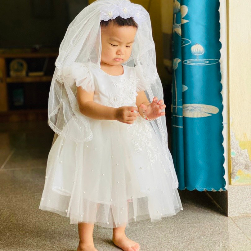 Váy công chúa, đầm công chúa thiết kế cao cấp cho bé gái màu trắng tay bồng cho bé từ 1-10 tuổi tại Mom's Choice