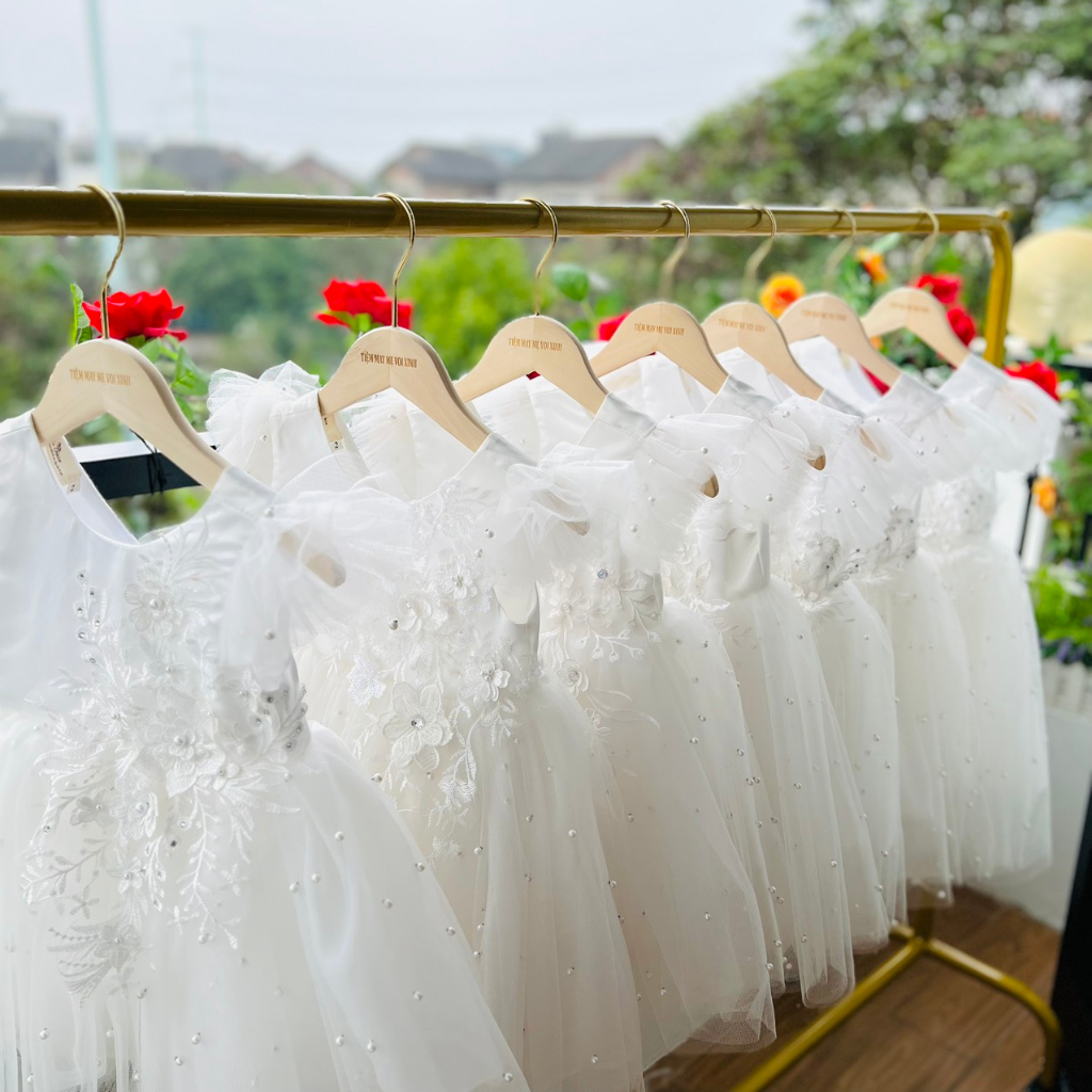 Váy công chúa, đầm công chúa thiết kế cao cấp cho bé gái màu trắng tay bồng cho bé từ 1-10 tuổi tại Mom's Choice