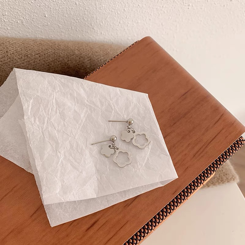 Khuyên tai hoa thép không gỉ