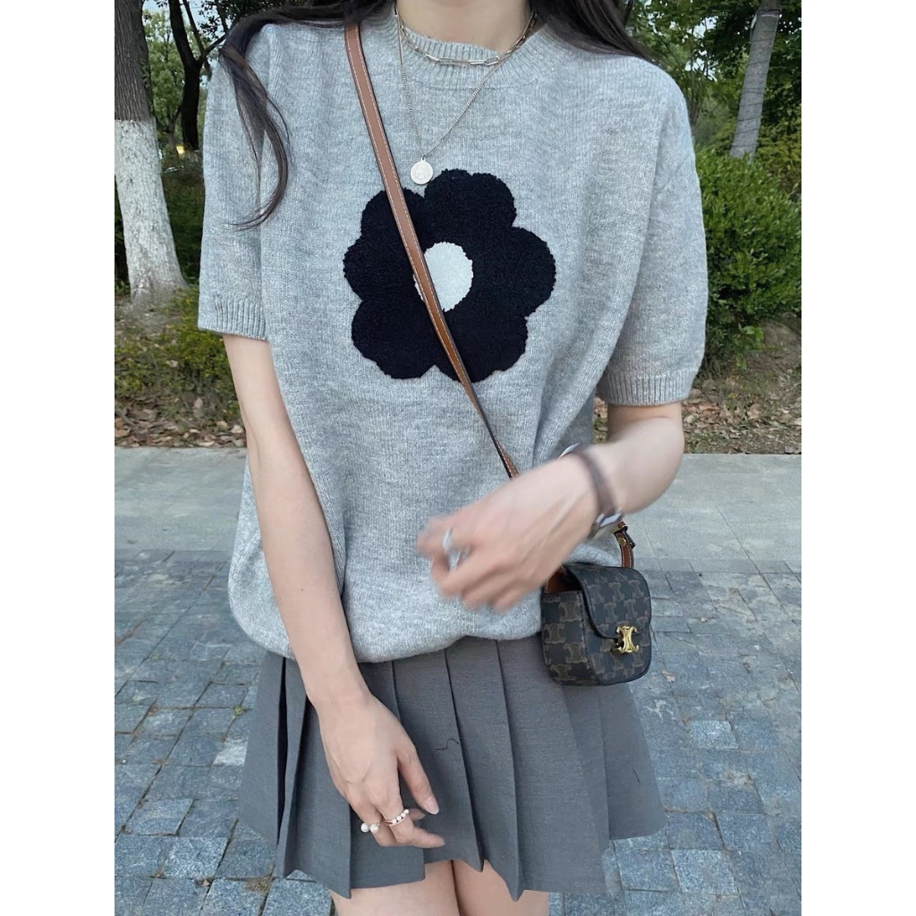 Áo len xám dệt bông hoa