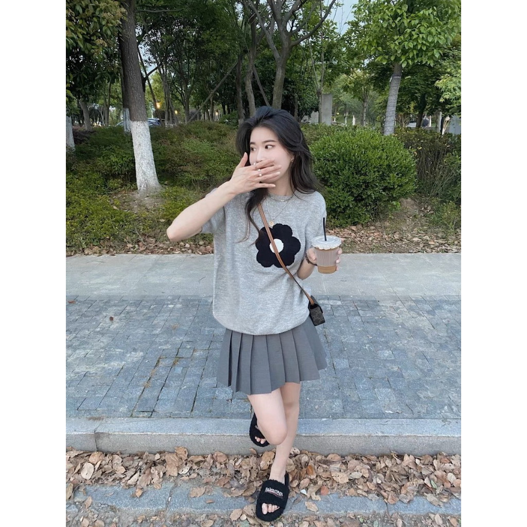 Áo len xám dệt bông hoa