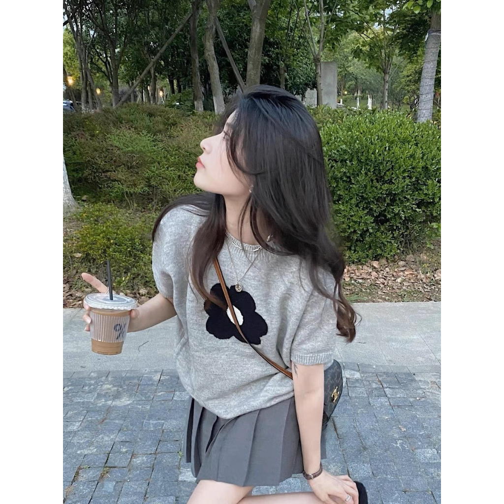 Áo len xám dệt bông hoa