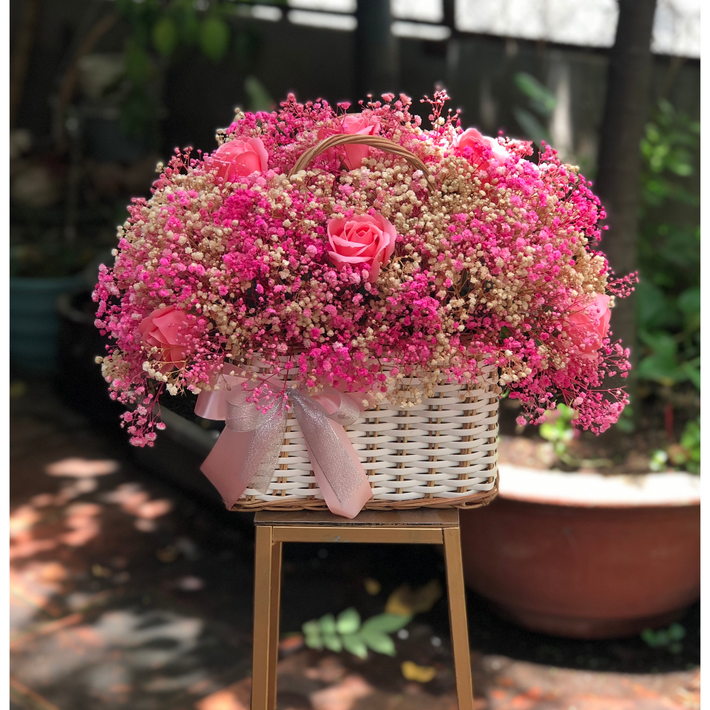 Giỏ hoa babi khô phối hoa sáp hồng