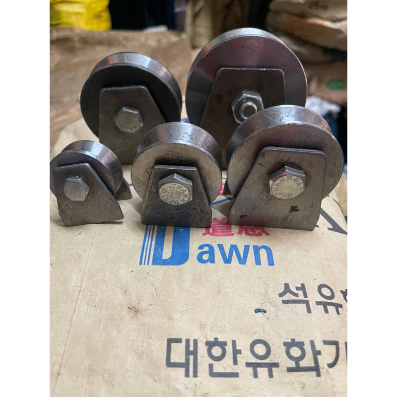 Bánh xe Sắt Rãnh V - U Chạy trên Thanh Trượt