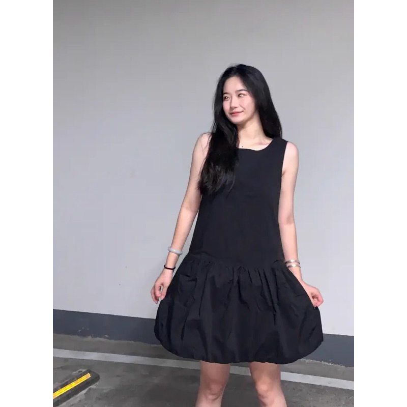 Đầm đen xếp tầng giống Jennie Blackpink