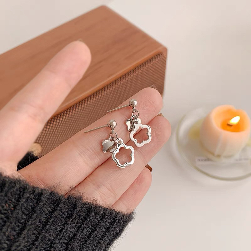 Khuyên tai hoa thép không gỉ