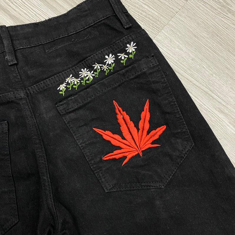 Quần dsq2 thêu lá đỏ hoa cúc đen trơn 4 cúc,quần jean dsq2 đen trơn thêu hoa cúc lá đỏ đơn giản không rách