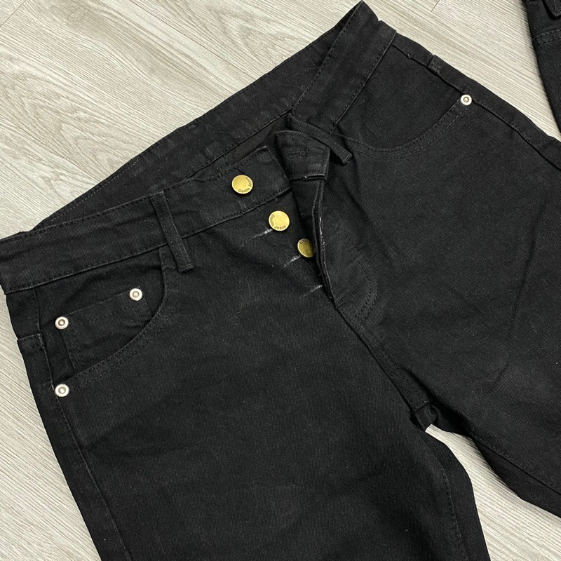 Quần dsq2 thêu lá đỏ hoa cúc đen trơn 4 cúc,quần jean dsq2 đen trơn thêu hoa cúc lá đỏ đơn giản không rách