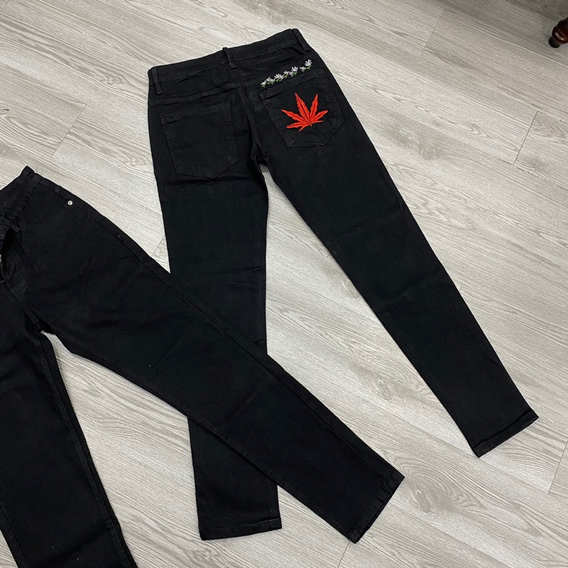 Quần dsq2 thêu lá đỏ hoa cúc đen trơn 4 cúc,quần jean dsq2 đen trơn thêu hoa cúc lá đỏ đơn giản không rách