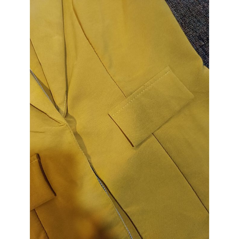 Pass áo vest tay lỡ màu vàng size S to.M nhỏ