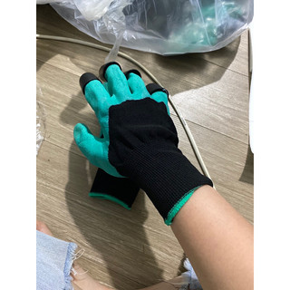 Găng tay làm vườn có móng cào