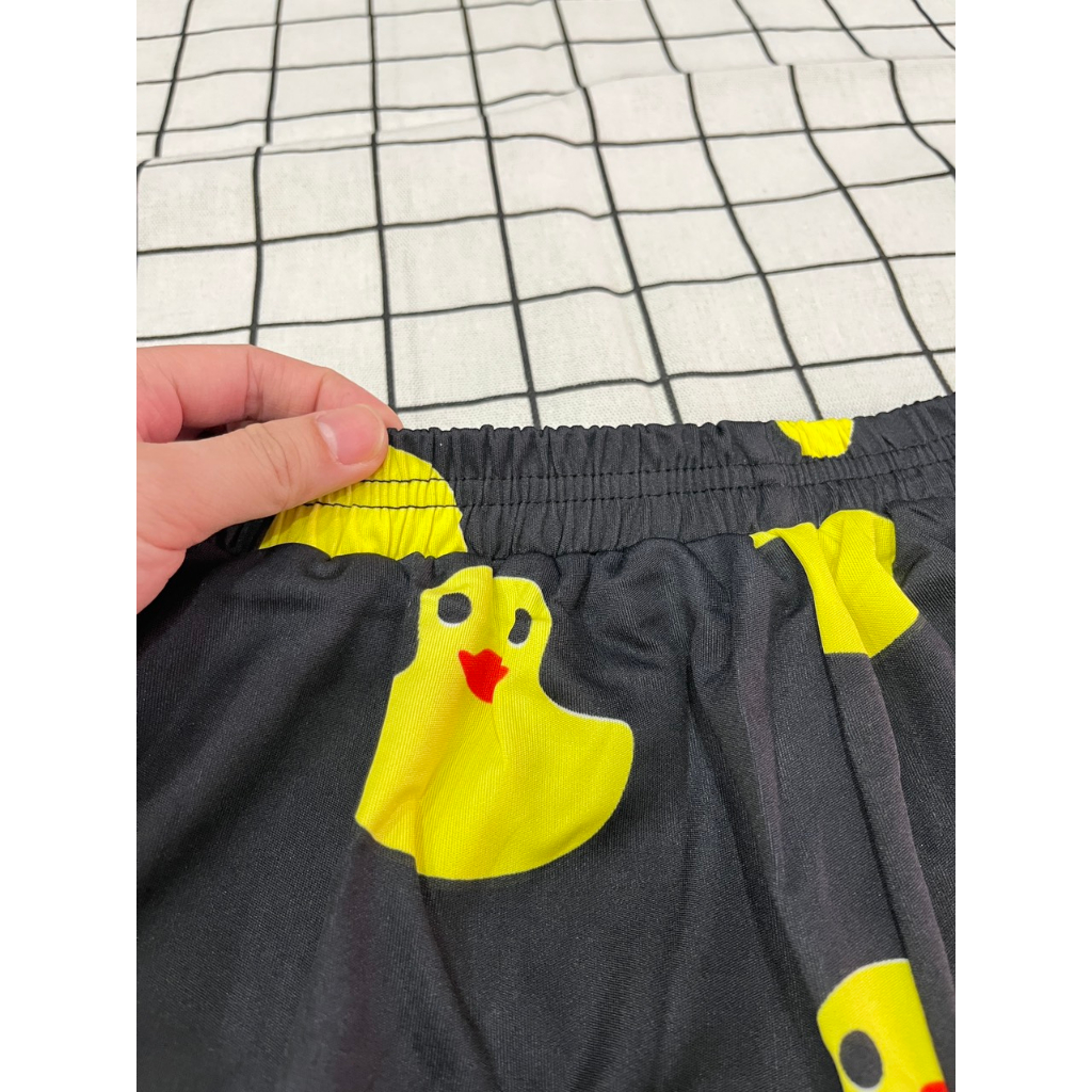 Quần Short Hoạt Hình Unisex In Hình Vịt Vàng, Freesize 38 đến 65kg, Chất Thun Co Dãn Tốt- Cami Fashion