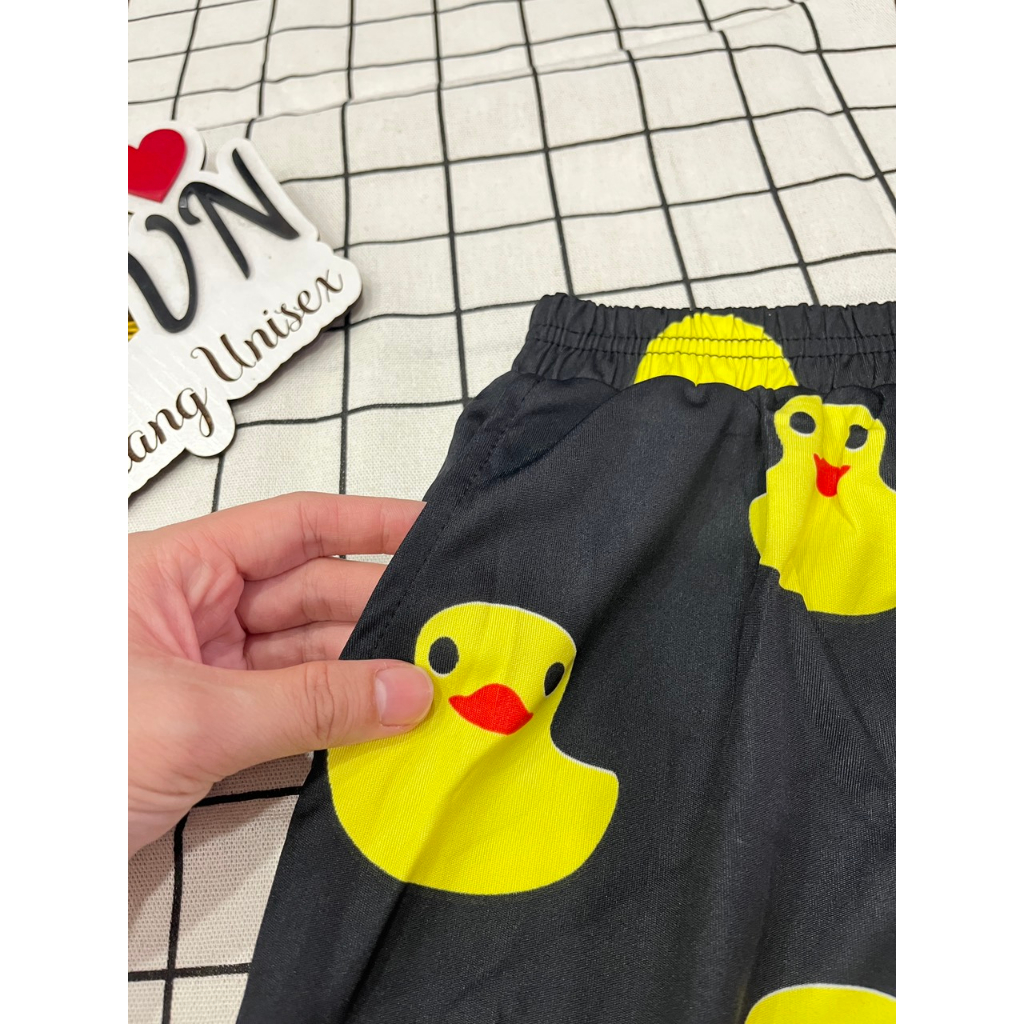Quần Short Hoạt Hình Unisex In Hình Vịt Vàng, Freesize 38 đến 65kg, Chất Thun Co Dãn Tốt- Cami Fashion