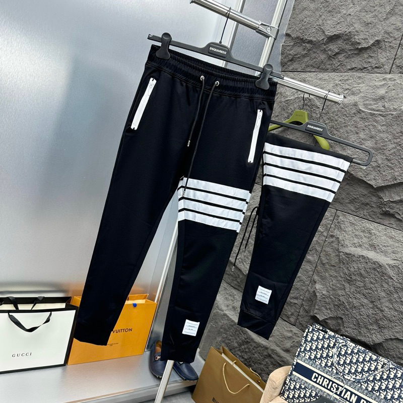 Quần Jogger Dài Nam Thom Nỉ Umi Đen Thêu 4 Sọc Trắng Đùi Logo Chữ Ống Dày Dặn Cho Các Boy Phố Đi học Đi Chơi 2023