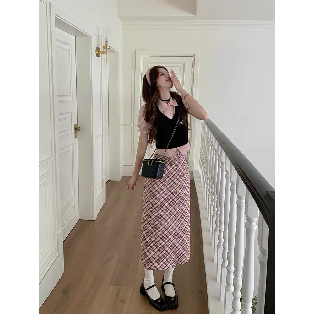 SET HỒNG GILE: ÁO GILE ĐEN + ÁO SƠ MI HỒNG TAY PHỒNG CROPTOP + CHÂN VÁY MIDI CARO SUÔNG