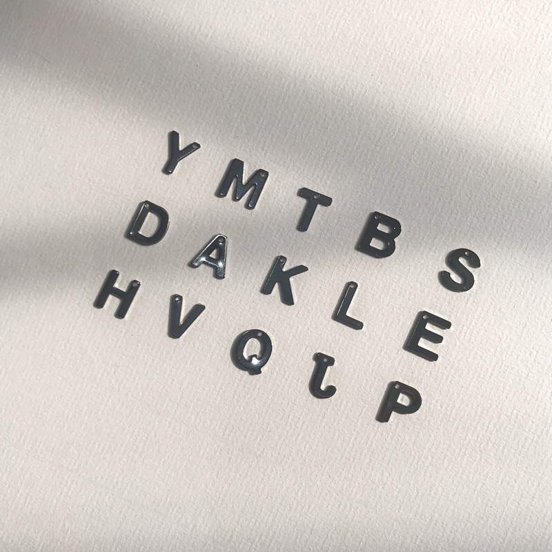 Dây Chuyền Chữ Cái Charm Tên Cườm Đen Ko Đen Gỉ