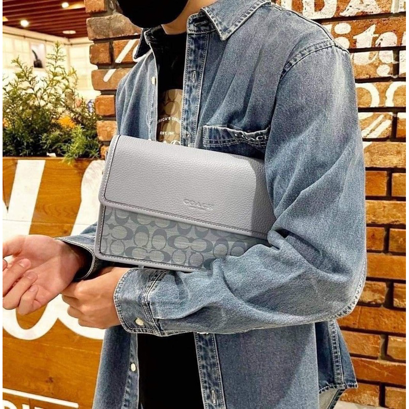 Túi đeo chéo nam Coach Turner Flap thiết kế trẻ trung