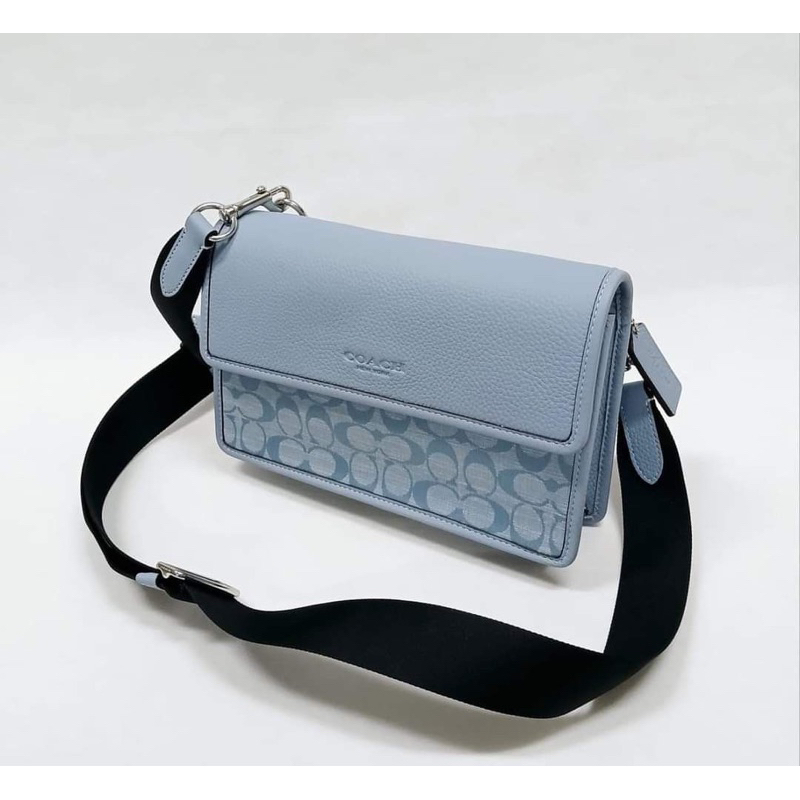 Túi đeo chéo nam Coach Turner Flap thiết kế trẻ trung
