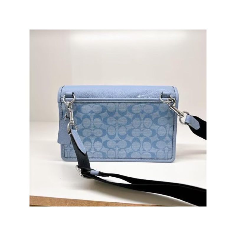 Túi đeo chéo nam Coach Turner Flap thiết kế trẻ trung