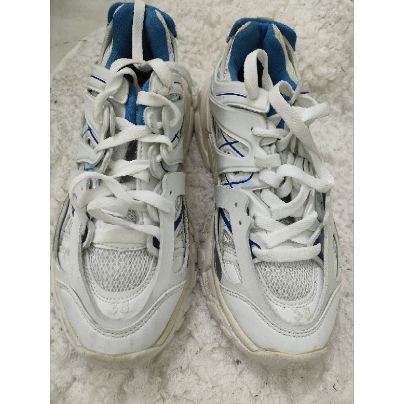 Giày thê thao sai 38