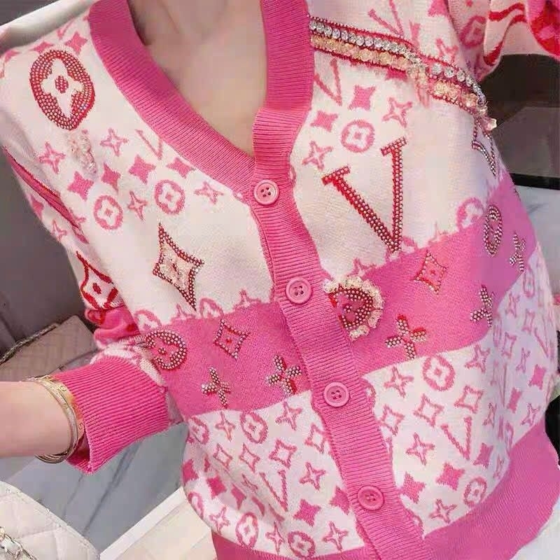 Hàng nhập - Áo len nữ in logo màu hồng xinh xắn, áo kiểu thu đông tay dài cài nút trước