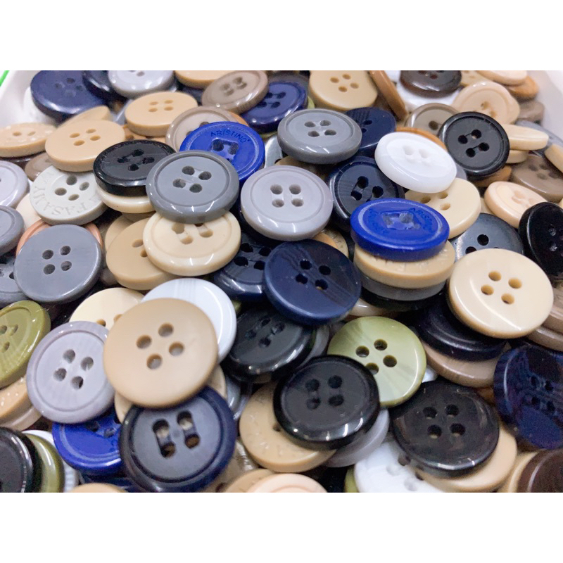 Nút quần tây 4 lỗ 16mm dày có chữ.